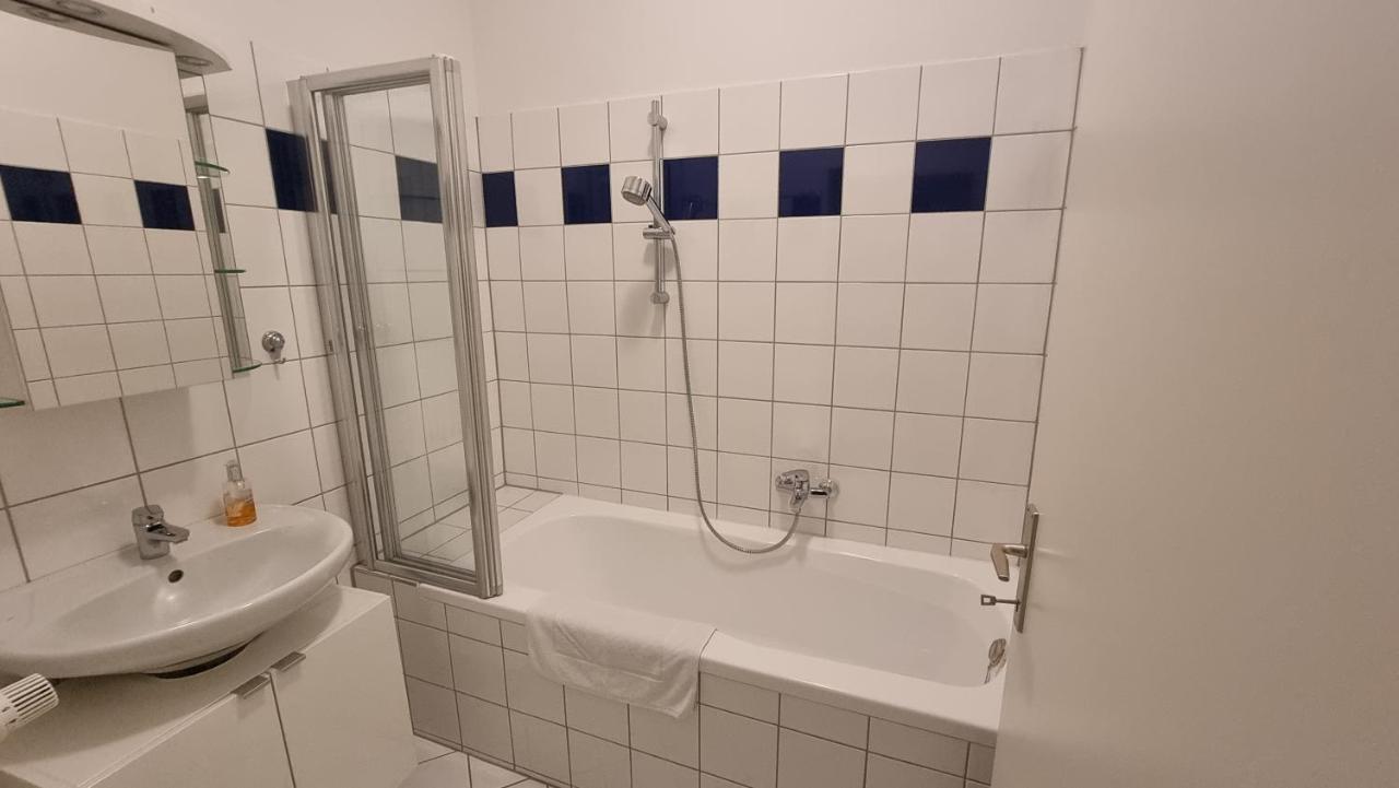 Sunny Apartment Next To Metro 1Br Виена Екстериор снимка