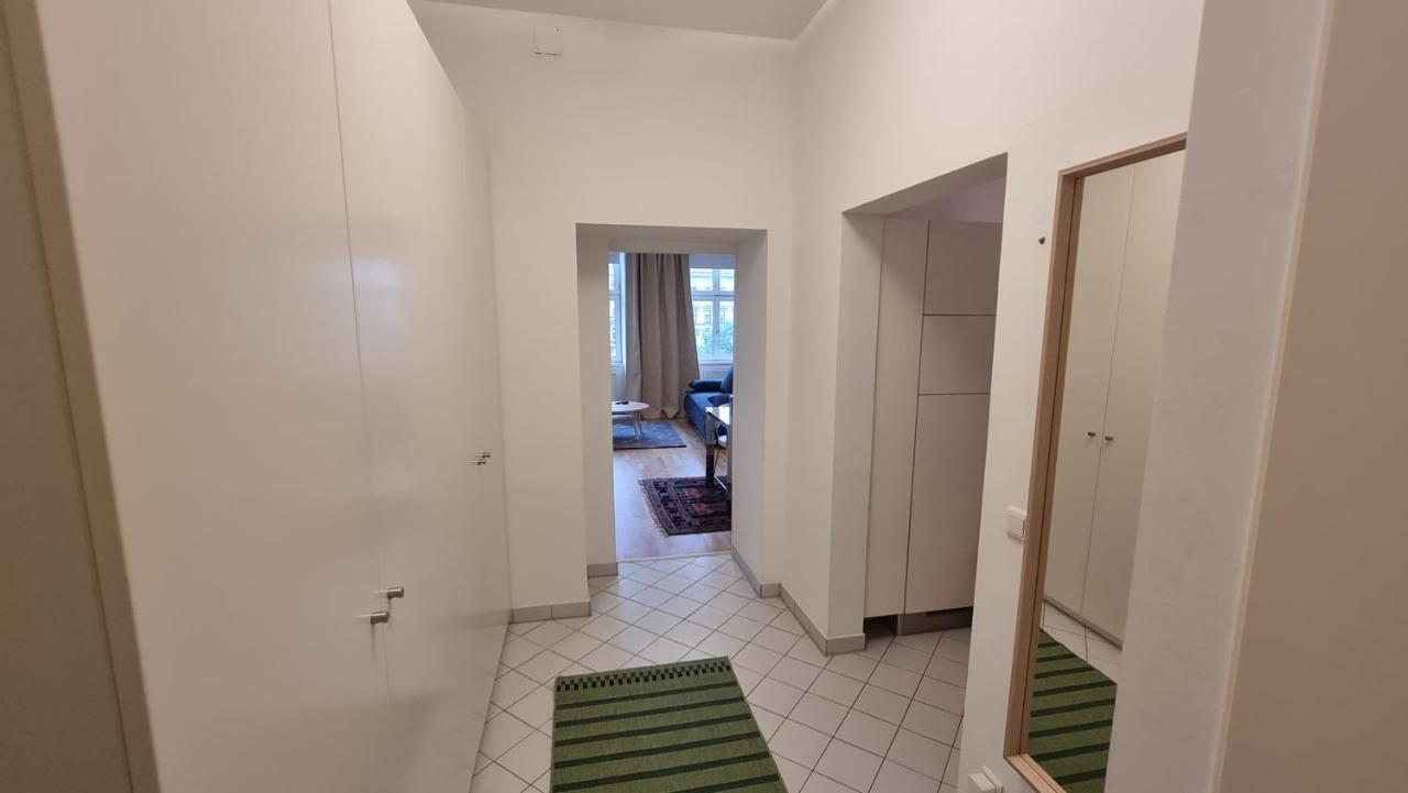 Sunny Apartment Next To Metro 1Br Виена Екстериор снимка