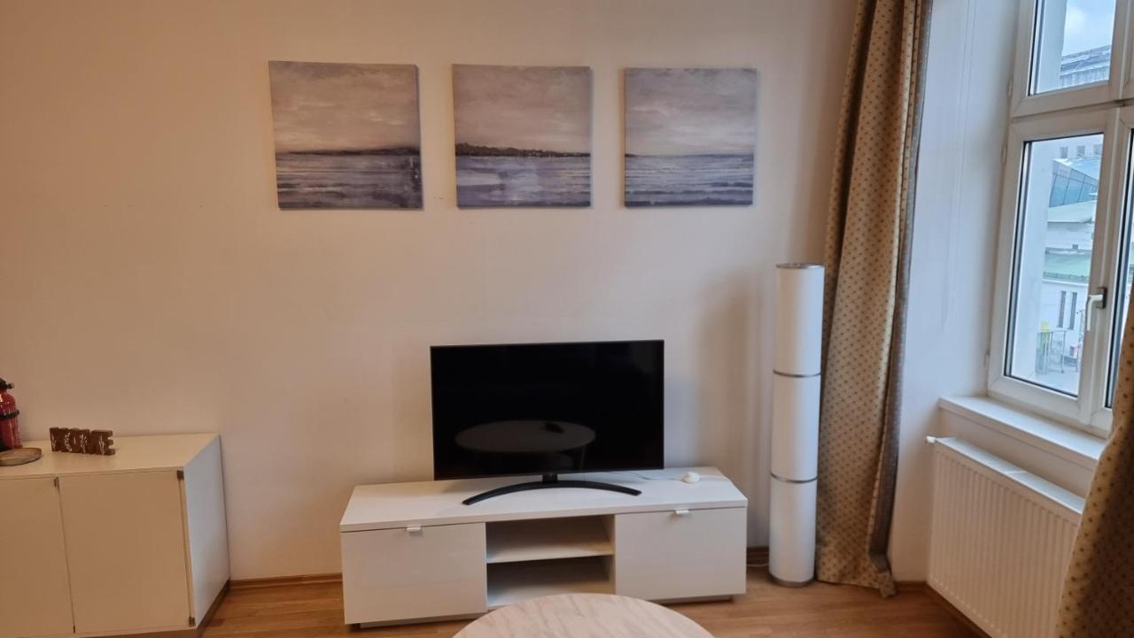 Sunny Apartment Next To Metro 1Br Виена Екстериор снимка