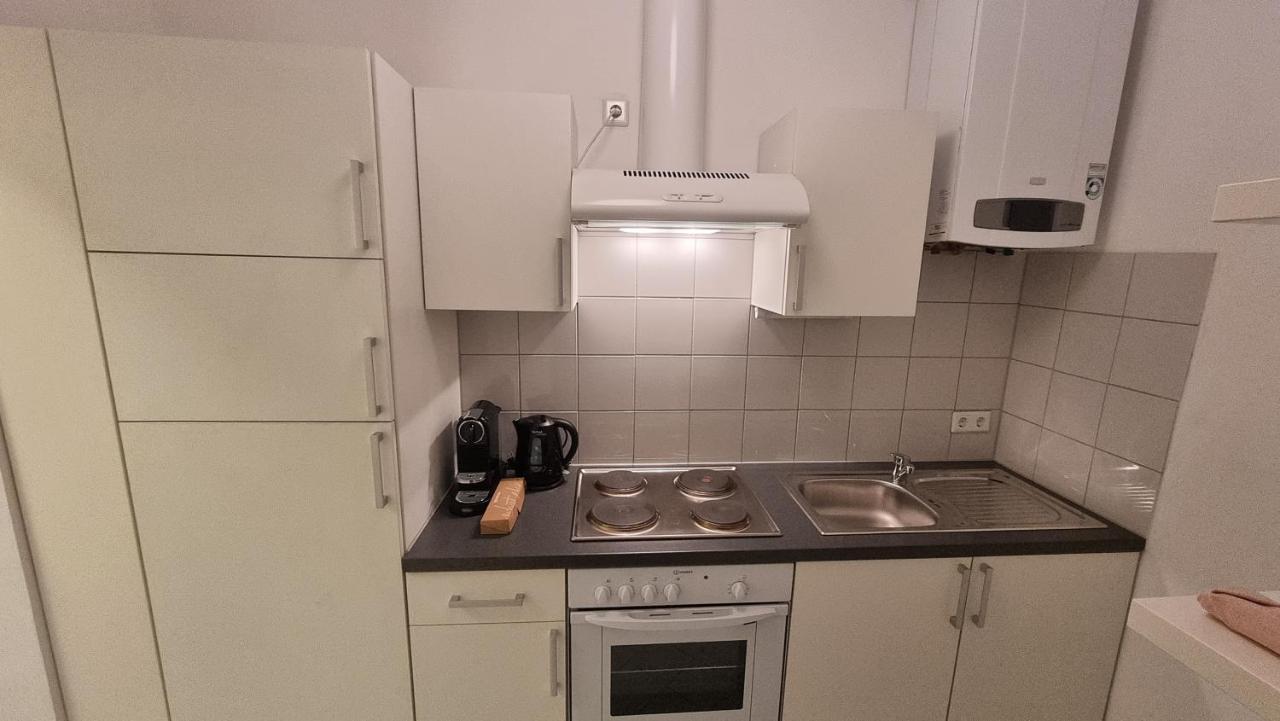 Sunny Apartment Next To Metro 1Br Виена Екстериор снимка